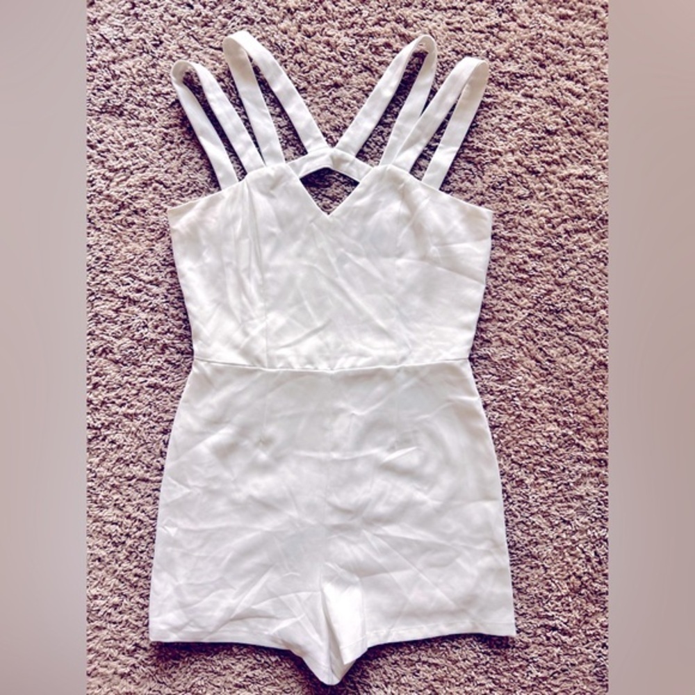 SHE + SKY Women’s White Strappy Romper size Small - Picture 2 of 8